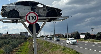 Manisa'da sürücüler kaza yapmış araba levhalarıyla uyarılıyor