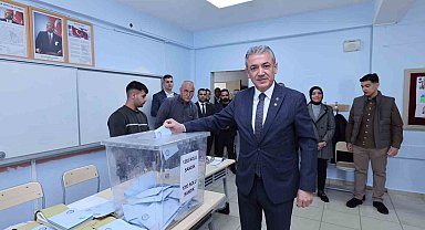 Mardin Valisi Tuncay Akkoyun eşi ve oğluyla birlikte oyunu kullandı