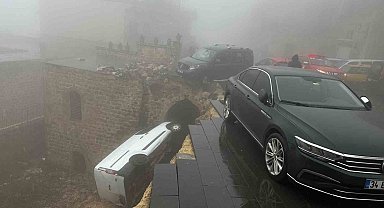 Mardin'de yağış sonrası yol çöktü: 2 araç hasar gördü