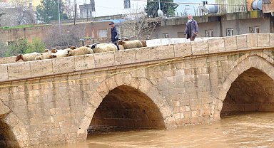 Mardin'de yağışla birlikte tarihi Dunaysır Köprüsü'nün debisi yükseldi