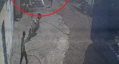 Mardin'de yolcu otobüsünün evin bahçe duvarına çarptığı anlar güvenlik kamerasına yansıdı
