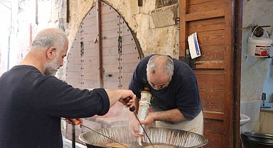 Mardinli tatlıcı, 90 yıllık aile geleneğini Ramazan'dan Ramazan'a sürdürüyor