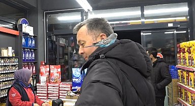 Markete gelen muhabbet kuşu omuzlardan inmedi