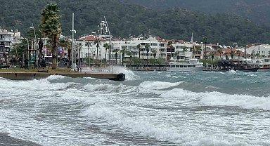 Marmaris'te önce fırtına, sonra sağanak yağış etkili oldu