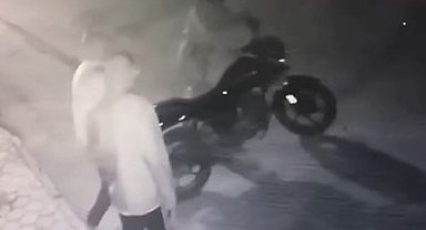 Maskeli şahıslar park halindeki motosikleti çaldı