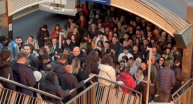 Mecidiyeköy metrobüs durağında insan seli