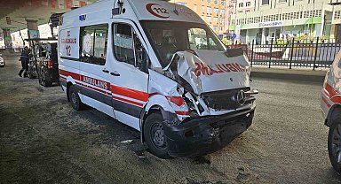 Mecidiyeköy'de hatalı dönüş yapan minibüsle hastaya yetişmeye çalışan ambulans çarpıştı