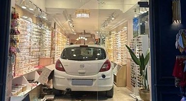 Mersin'de kontrolden çıkan otomobil bijuteri dükkanına daldı
