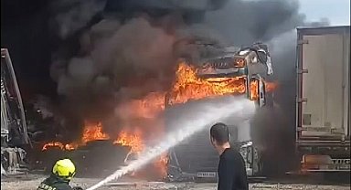 Mersin'de park halindeki 3 tır alev alev yandı