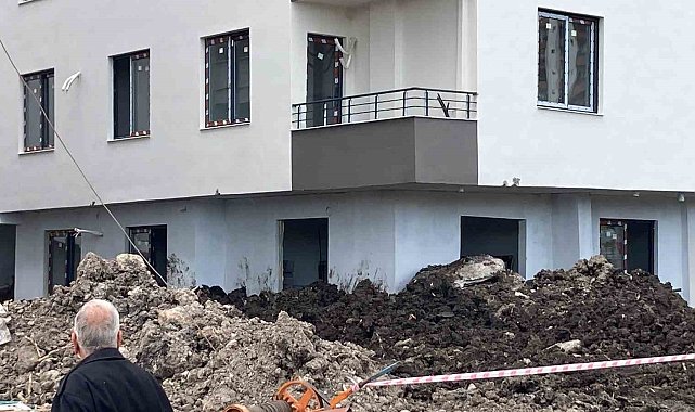 Mersin'de yan yatmaya başlayan bina mühürlendi