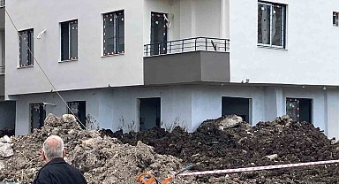 Mersin'de yan yatmaya başlayan bina mühürlendi