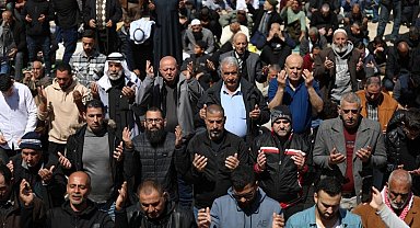 Mescid-i Aksa'da cuma namazında 125 bin Müslüman saf tuttu