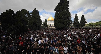 Mescid-i Aksa'da Ramazan ayının ikinci cuma namazında 120 bin Müslüman saf tuttu