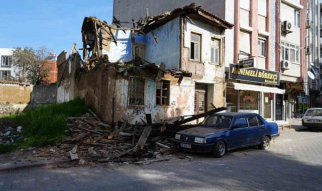 Metruk bina park halindeki otomobilin üzerine çöktü
