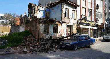 Metruk bina park halindeki otomobilin üzerine çöktü