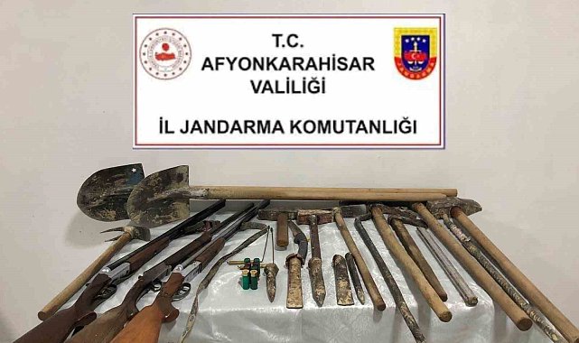 Mezarlık yanında define arayan 4 kişiyi jandarma suçüstü yaptı
