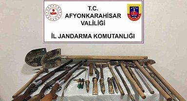 Mezarlık yanında define arayan 4 kişiyi jandarma suçüstü yaptı