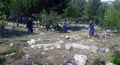 Mezarlıklarda bayram temizliği