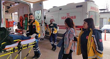 Minibüs ile otomobil çarpıştı: 1'i bebek 4 yaralı