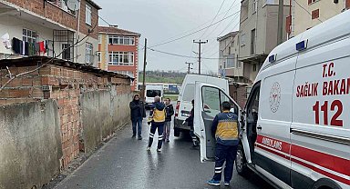 Minibüsün elektrik direği ve çöp konteynerine çarptığı kaza kamerada