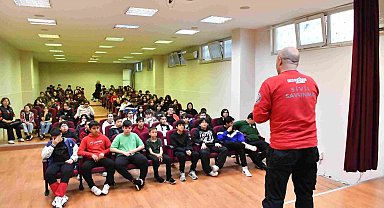 Minik öğrenciler arama kurtarma köpeğiyle birlikte deprem tatbikatı yaptı