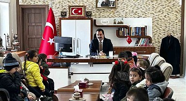 Minik öğrencilerden Kaymakam Akköz'e ziyaret