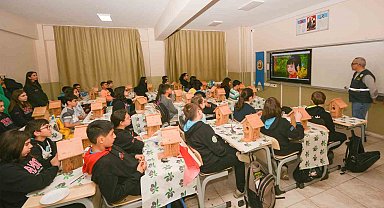 Minik öğrencilerden ormandaki kuşlara renkli yuvalar