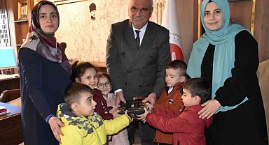 Minikler Filistin'e destek için kumbaralarını bağışladı