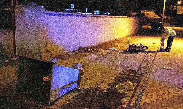Motosiklet çöp konteynerine çarptı: 2 ağır yaralı