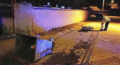 Motosiklet çöp konteynerine çarptı: 2 ağır yaralı