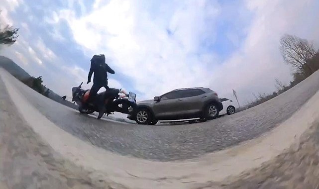 Motosiklet ile otomobilin kazası aksiyon kamerasında