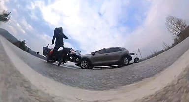 Motosiklet ile otomobilin kazası aksiyon kamerasında