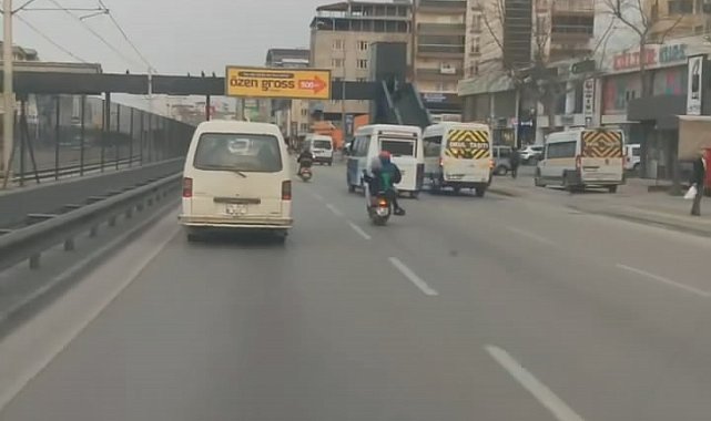 Motosiklet sürücüsünün ailesiyle beraber tehlikeli yolculuğu kamerada