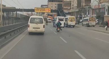 Motosiklet sürücüsünün ailesiyle beraber tehlikeli yolculuğu kamerada