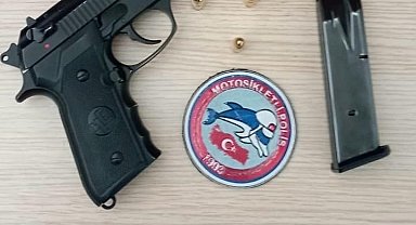 Motosikletli timler ruhsatsız tabanca ele geçirdi