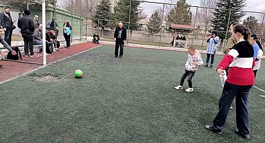 Müdür Kasapoğlu, down sendromlu gençlerle buluştu