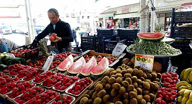 Muğla'da karpuz, çilek ve çağla pazar yerindeki tezgahlarda yerini aldı