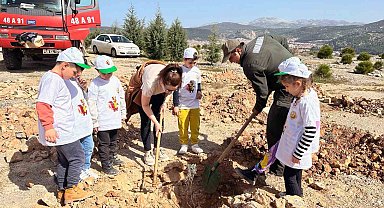 Muğla'da minik öğrenciler fidan dikti