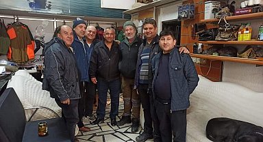 Muhtar Adayı kapı kapı gezerek esnafın derdini dinliyor