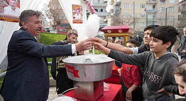 Muhtar adayından çocukların gönlüne dokunan hareket