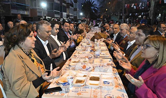 Muratpaşa'da ilk iftar yemeği Beş Şehitler Parkı'nda verildi