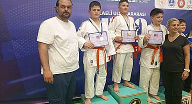 Müsabakalardan madalyaları ile döndüler