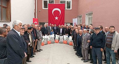 Niksarlı 301 çiftçiye nohut ve ayçiçeği tohumu dağıtıldı
