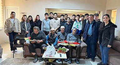Öğrenciler aceze evinde kalan yaşlıları ziyaret ettiler