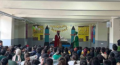 Öğrenciler Hacivat-Karagöz gösterisi ile eğlendi