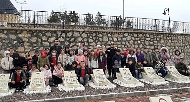 Öğrenciler şehitlik anıtına karanfil bırakıp çevre temizliği yaptılar