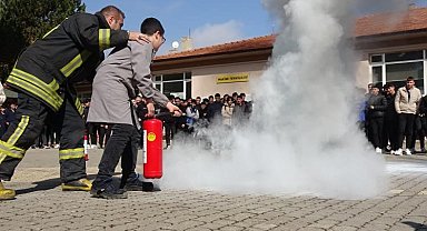 Öğrenciler tatbikat ile yangın söndürmeyi öğrendi