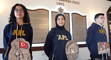 Öğrencilerini Çanakkale'ye gönderdiği için 3 yıl mezun veremeyen okulda anlamlı sergi