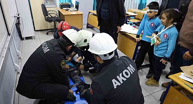 Okulda gerçeği aratmayan deprem tatbikatı