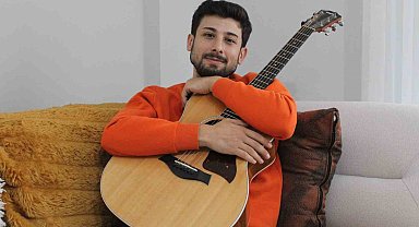 Öldü sanılıp ceset torbasına konan depremzede genç, depremin acılarını şarkıyla anlattı